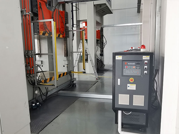 SMC復合材料模壓電池包殼體生產，選擇SMC模溫機