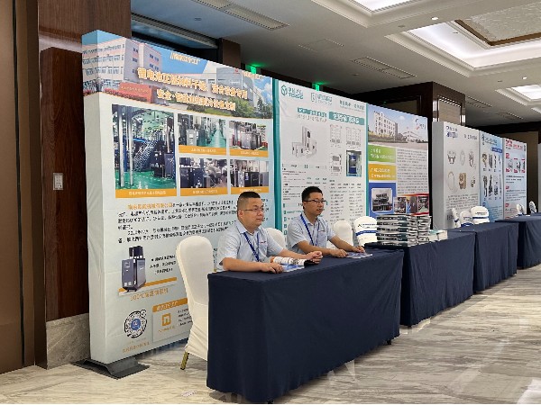 第二屆磷酸鐵鋰產業鏈高峰論壇，歐能機械展示模溫機溫控設備創新技術