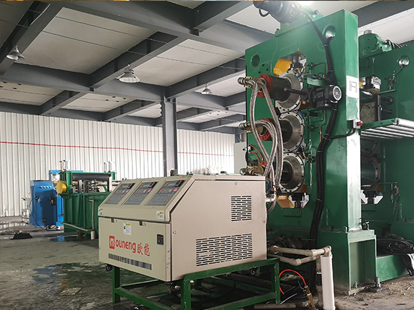 輥筒用模溫機進行溫度控制，精準控溫助力生產