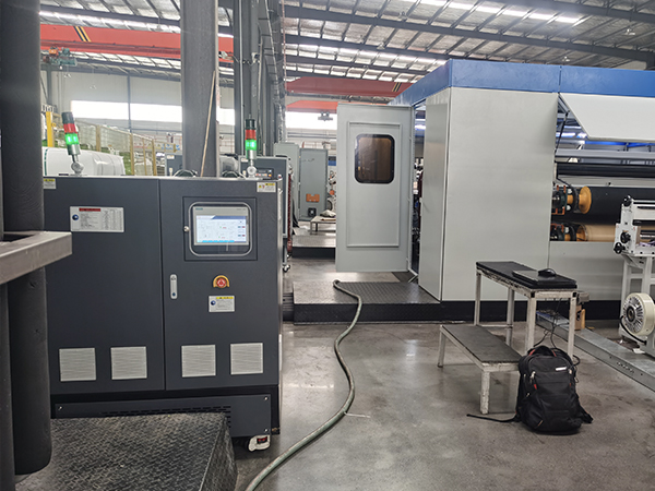 熱塑性復(fù)合材料制造，復(fù)合材料智能模溫機(jī)實(shí)現(xiàn)輥筒控溫