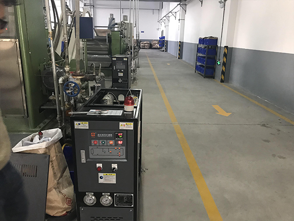 成型塑料模溫機助力擠出壓板制造，創(chuàng)新塑料片材生產(chǎn)技術